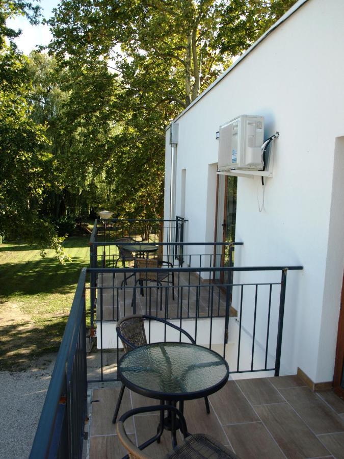 Garden Club Panzio Bed & Breakfast Balatonmariafurdo Luaran gambar