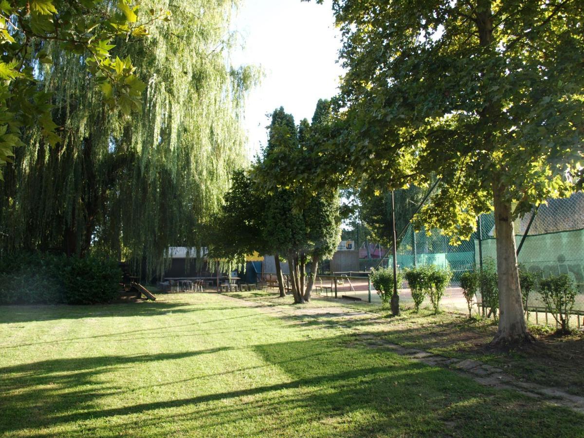 Garden Club Panzio Bed & Breakfast Balatonmariafurdo Luaran gambar