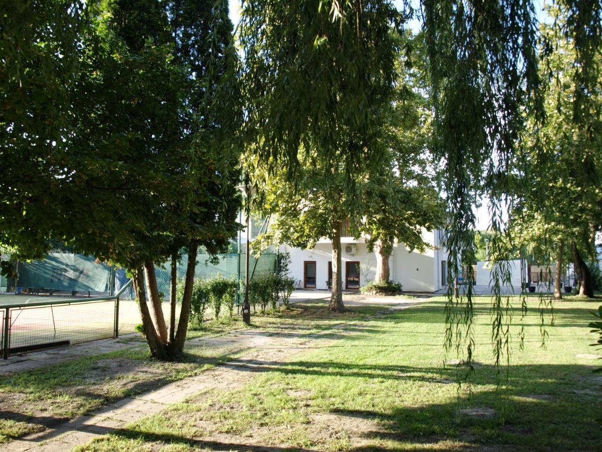 Garden Club Panzio Bed & Breakfast Balatonmariafurdo Luaran gambar