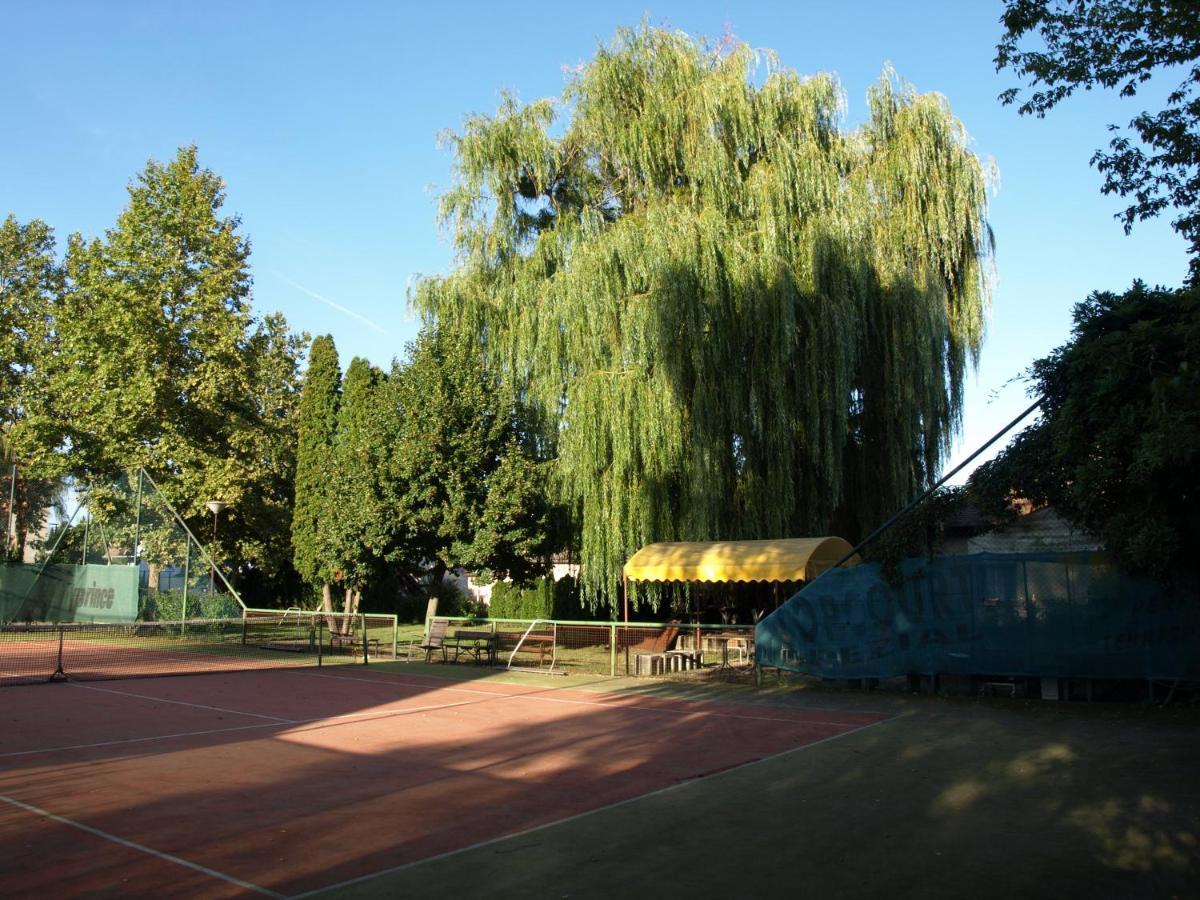 Garden Club Panzio Bed & Breakfast Balatonmariafurdo Luaran gambar
