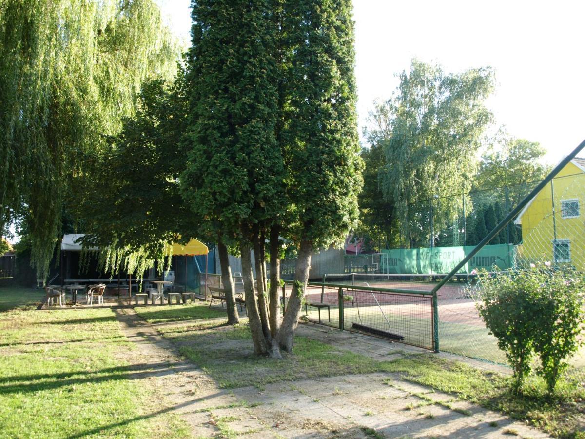 Garden Club Panzio Bed & Breakfast Balatonmariafurdo Luaran gambar