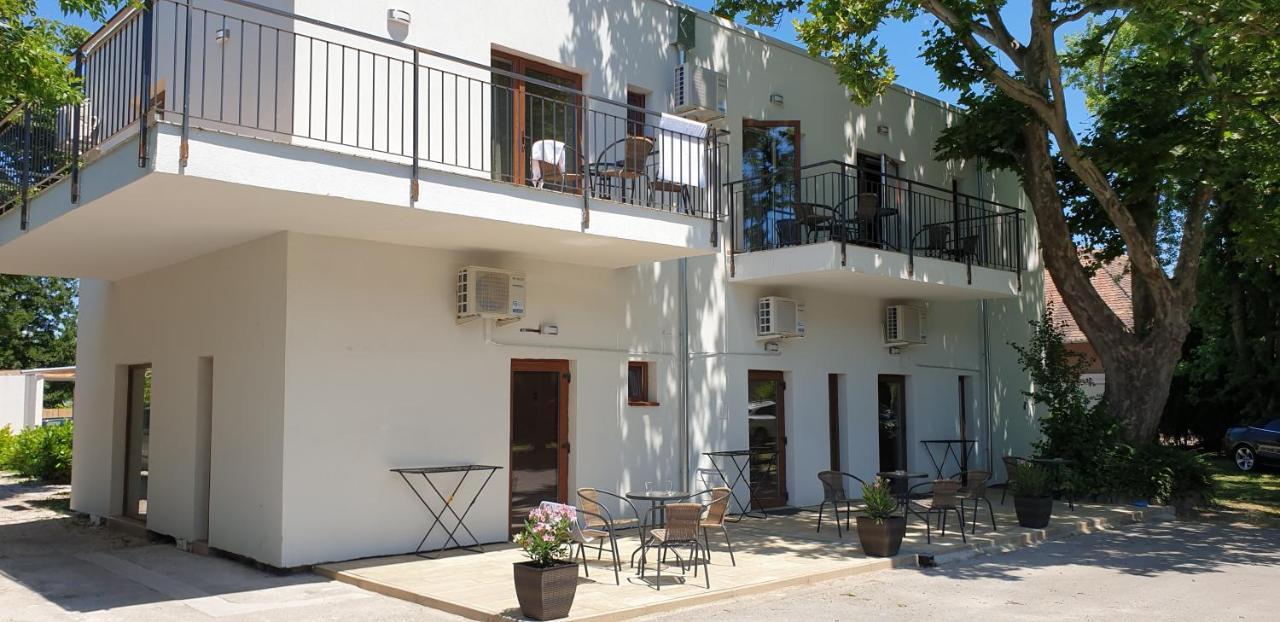 Garden Club Panzio Bed & Breakfast Balatonmariafurdo Luaran gambar