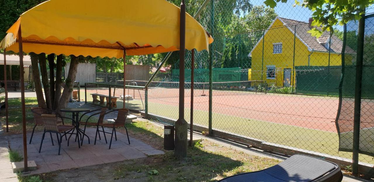 Garden Club Panzio Bed & Breakfast Balatonmariafurdo Luaran gambar