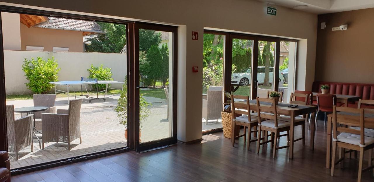 Garden Club Panzio Bed & Breakfast Balatonmariafurdo Luaran gambar