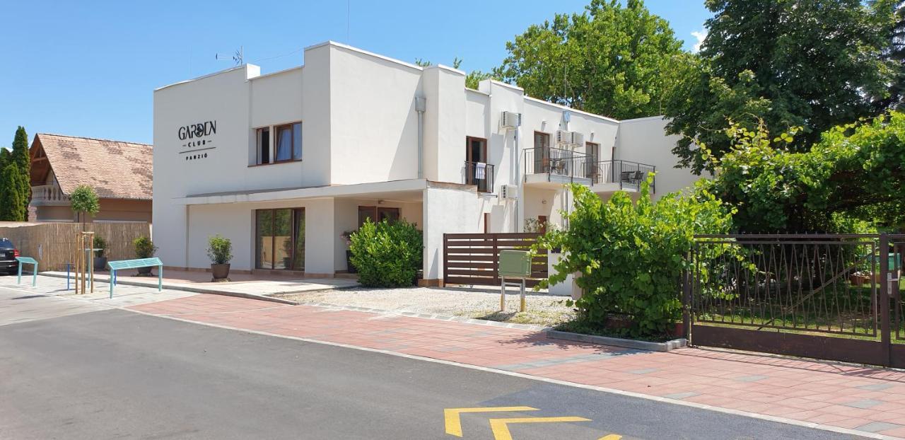Garden Club Panzio Bed & Breakfast Balatonmariafurdo Luaran gambar